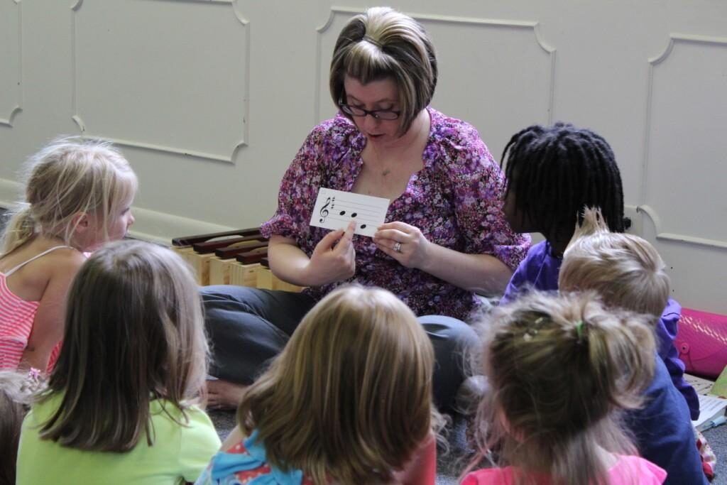 Children singing melodic patterns in a Musikgarten class.